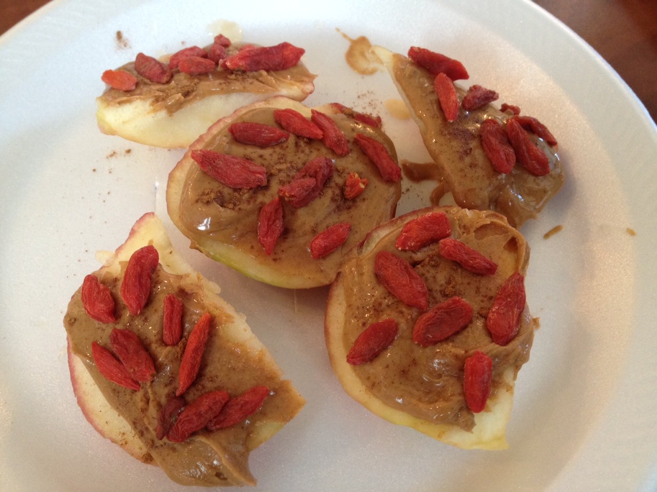 Goji Berry Snack with Apples and Peanut Butter
